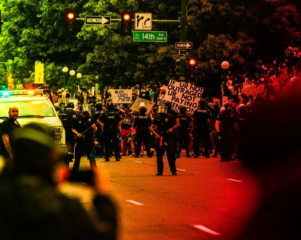 คู่มือถ่ายภาพบันทึกเหตุการณ์ในม็อบ